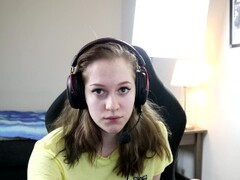 Gamer girl tries to play while getting fucked Thumb