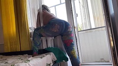 The tight ass of the stepmother in tight pants excites the stepson&#039_s penis for anal sex. Stepmo Thumb