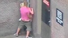 Jeune mate une milf se faire baiser contre un mur dans la rue Thumb