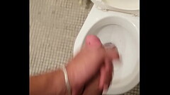 Me hago la paja en el ba&ntilde_o del trabajo luego de ver porno Thumb