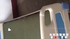 聊城二院自拍贵在真实还有人在走廊过呢。 Thumb